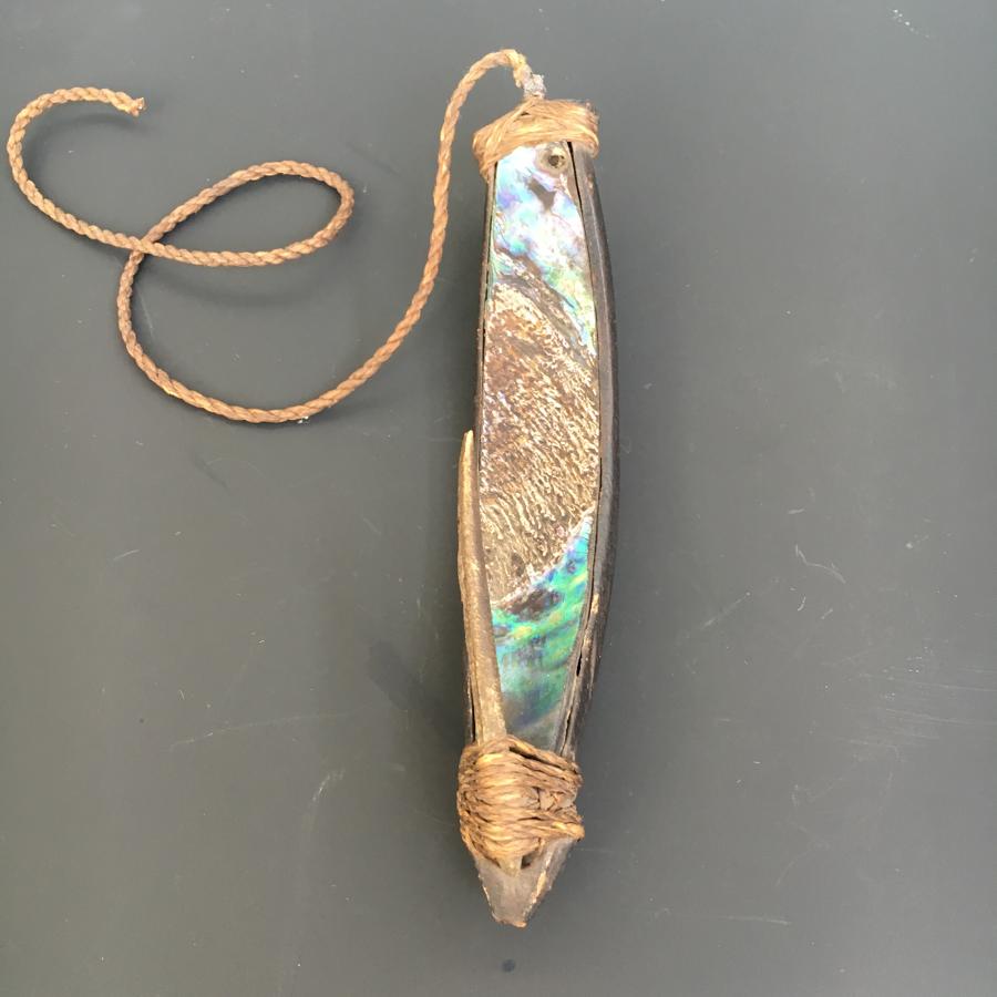 Large Maori fish hook or lure ( Matau )
