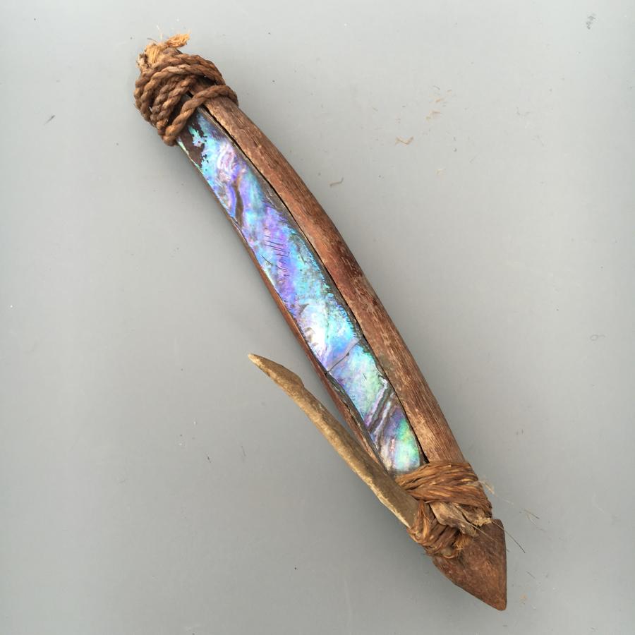 Good and large Maori fish lure ( Matau )