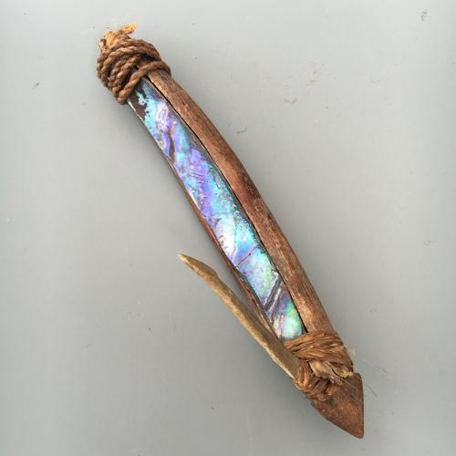 Good and large Maori fish lure ( Matau )