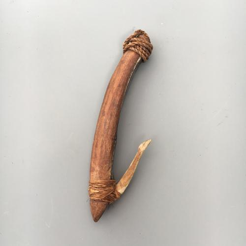 Good and large Maori fish lure ( Matau )