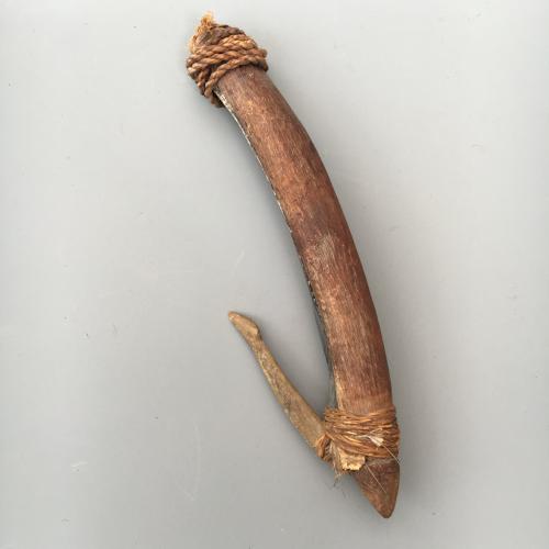 Good and large Maori fish lure ( Matau )